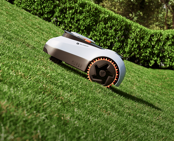 Segway Navimow i208 LiDAR mäht eine geneigte Rasenfläche